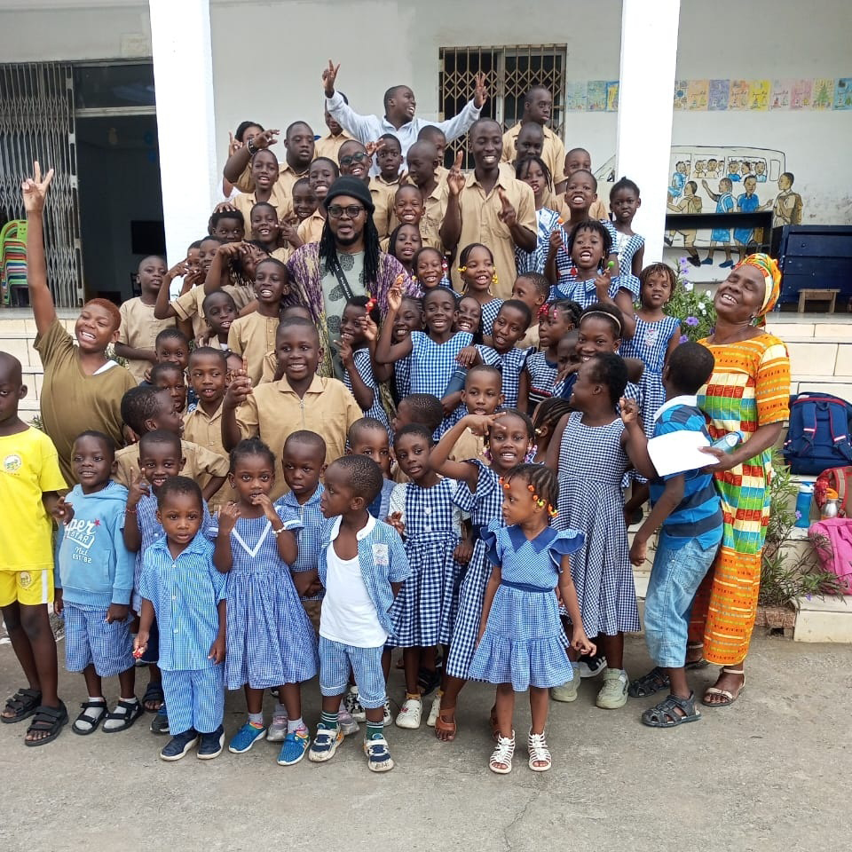 Des enfants souriants en activité